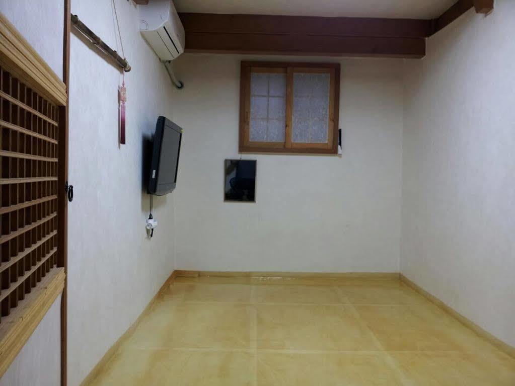 Han Hanok Guesthouse โซล ภายนอก รูปภาพ